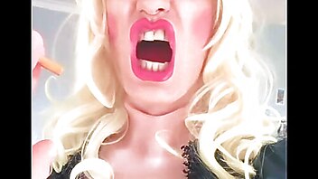 Piscia gangbang, sigaretta matura, mature gangbang, mature schiavo, crossdresser gloryhole