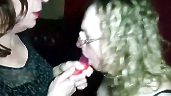Dávení penisem zralé, felace do kundičky, roubik, double dildo, dáven