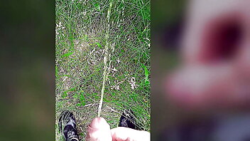 Twinks pissen junge, piss hose gay, sklave mann outdoor, amateure pisse sklave, masturbieren und pee, deutsch hängen