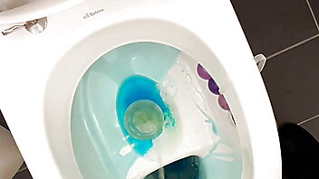 Wc amatoriale, crossdresser minigonna tacchi, toilette man, milf watching porn, ragazze che fanno pipi