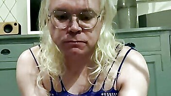 Shemale traformation, milf calze tacchi sborra, travestiti pipi, bevuta sborra trans, piss drinking