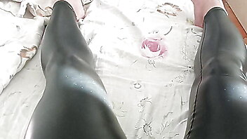 Collants baillon, thai latex, asian japonnais mature, branlette couille ejac, pantyhose handjob, geante