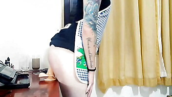 Tranny housewife, dona de casa, maid, dildo shemale teen, com brincando