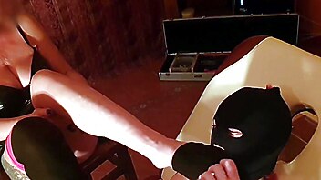 Feticcio piedi, femdom trans, dominazione femminile piedi, foot femdom, padrona foot slave