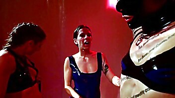 Lesbo sottomessa, lesbica servitu, negazione dell orgasmo, latex dominazione dbsm, latex dominazione trio